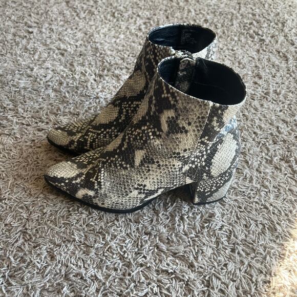 Madden Girl Cream / Black Snake Pattern Heeled Pointed Toe Ankle Boot Size 7M - Picture 3 of 7